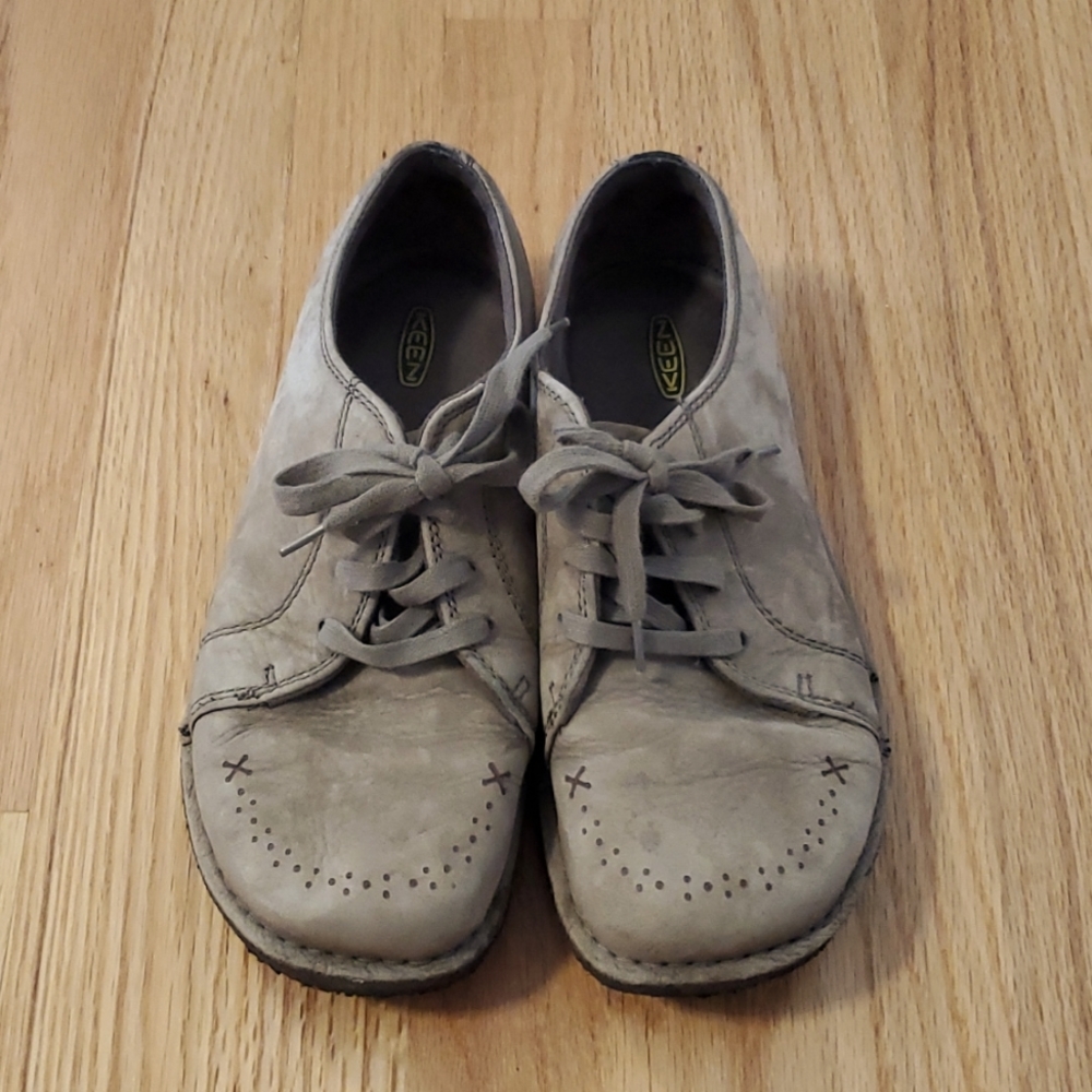 Keen Sierra Women's Suede Oxfords with Crepe Soles - Picture 3 of 6